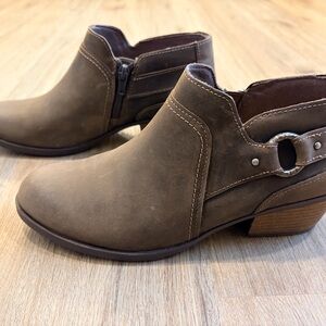 NWT Clark’s Women's Taupe Grey Ankle Booties